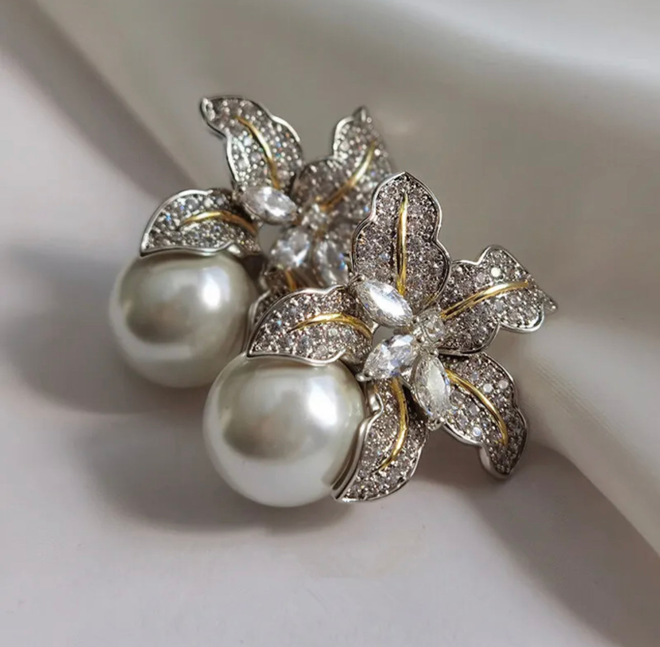 Shelly Pearl Earrings